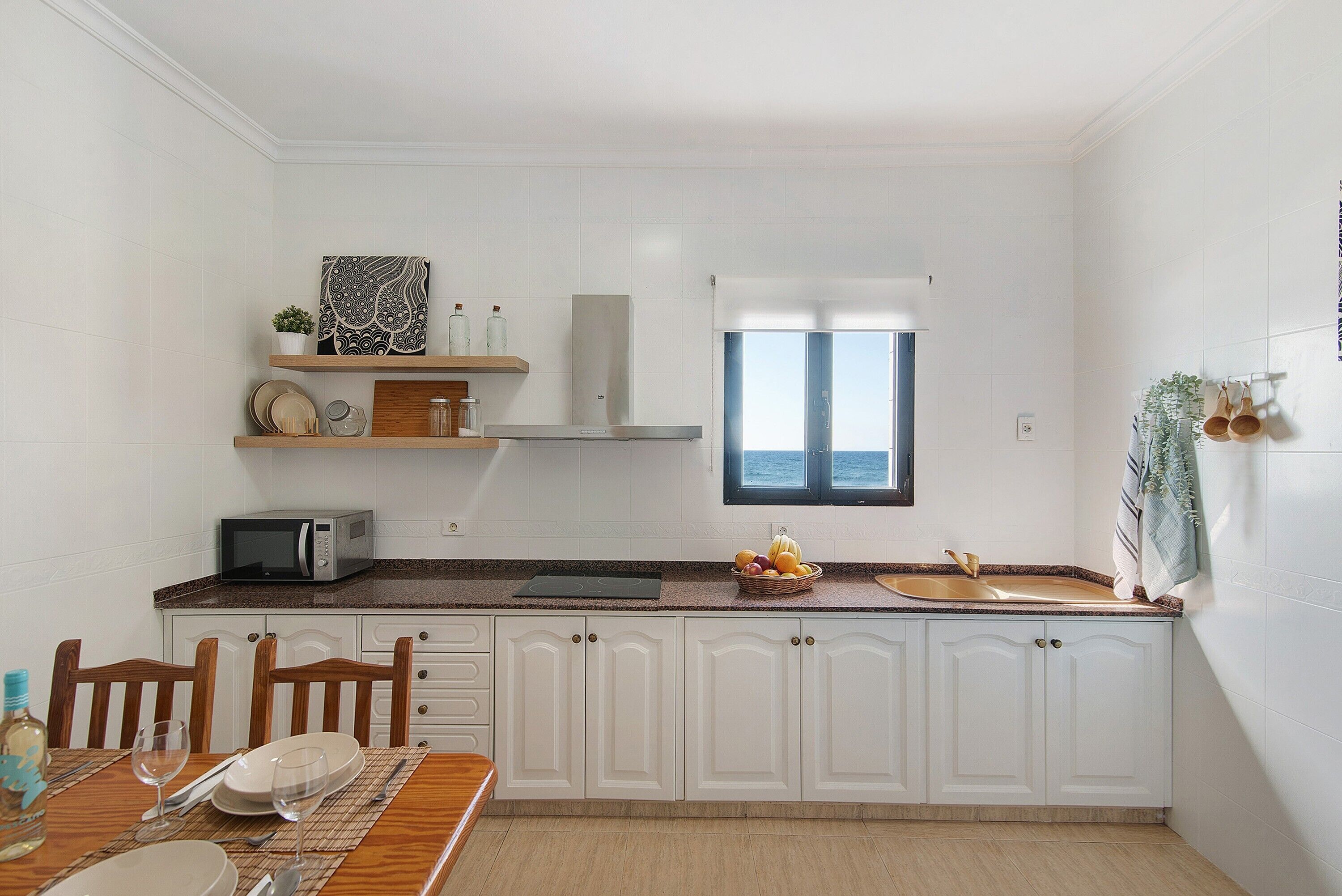 Frigorífico, microondas, horno y placa de cocina