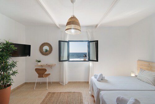 Vacation Home "El Altillo House" with Sea View, Shared Terrace & Wi-Fi