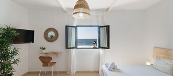 Vacation Home "El Altillo House" with Sea View, Shared Terrace & Wi-Fi