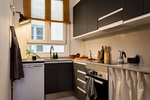 Fridge, oven, stovetop, dishwasher