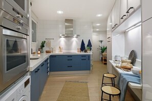 Refrigerador, horno, parrilla de estufa y utensilios de cocina 