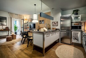 Geladeira, micro-ondas, fogão, cooktop