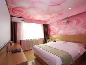 A hotel room with a bed, a desk, and a large window with curtains. - Greentree Inn Taiyuan Metro Jianhe Station Beigong Express Hotel (Taiyuan)