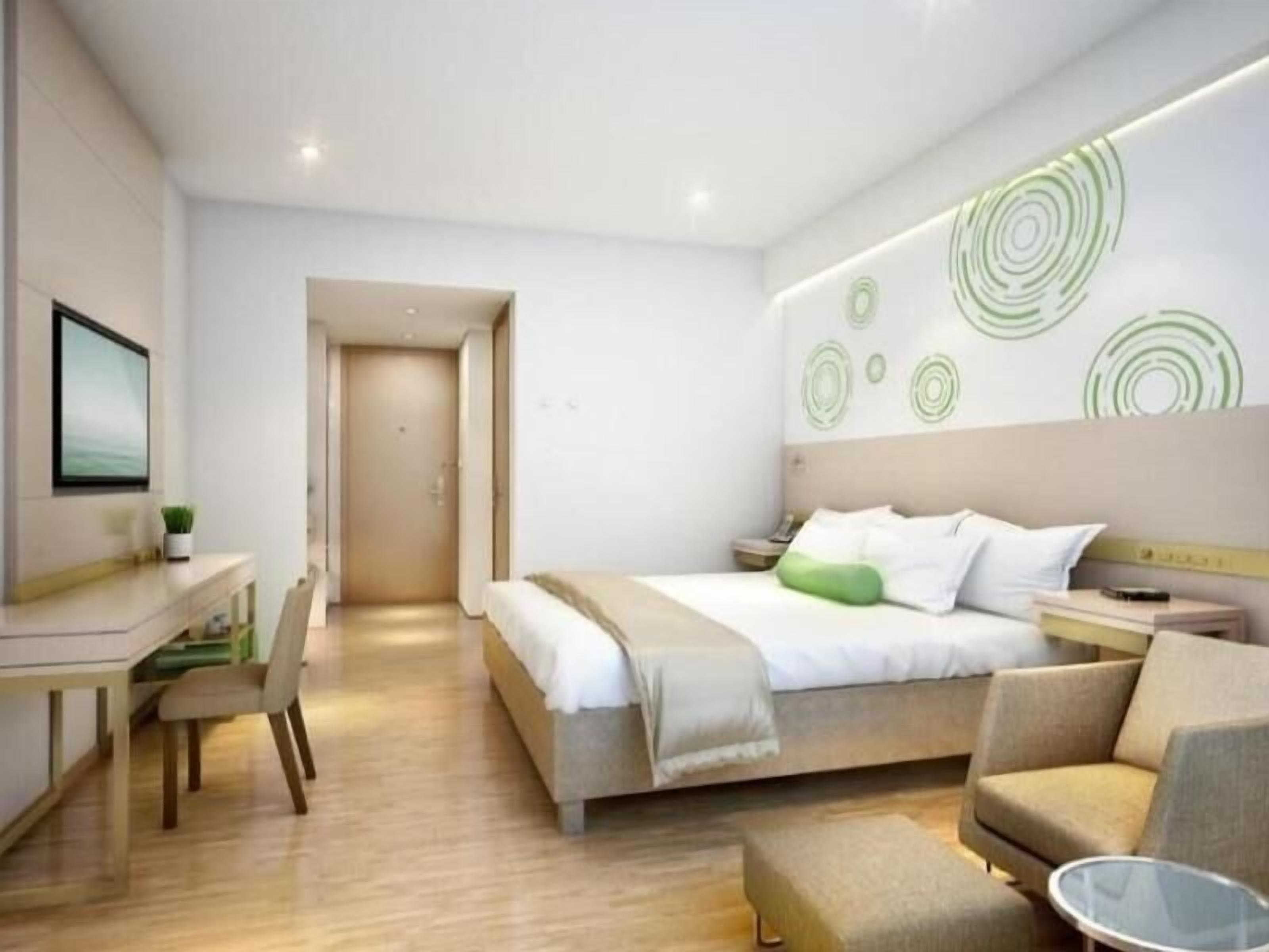 Une chambre d’hôtel moderne équipée d’un lit, d’un bureau, d’une chaise et d’une petite table.