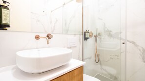 Haartrockner, Handtücher, Seife, Shampoo