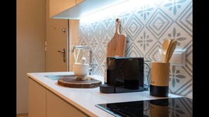 Geladeira, micro-ondas, cooktop, cafeteira/chaleira