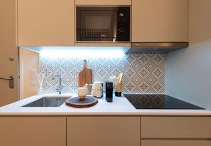 Geladeira, micro-ondas, cooktop, cafeteira/chaleira