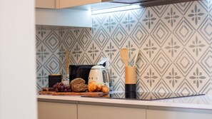 Geladeira, micro-ondas, cooktop, cafeteira/chaleira