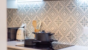 Geladeira, micro-ondas, cooktop, cafeteira/chaleira