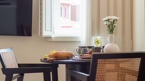 Dining - Mouzinho 215 - Apartment 302 by LovelyStay (Porto)