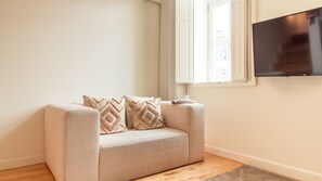 TV - Mouzinho 215 - Apartment 302 by LovelyStay (Porto)