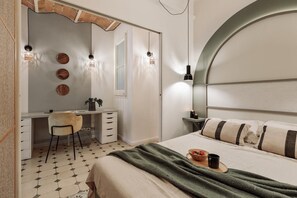 2 bedrooms, desk, iron/ironing board, bed sheets