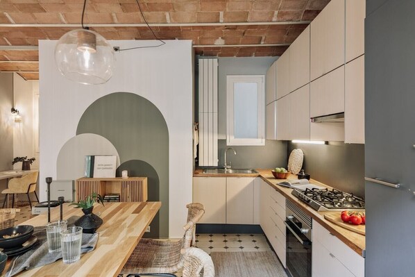 Fridge, microwave, oven, stovetop