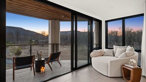 Smart TV, fireplace, ping pong, stereo