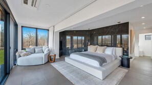 4 bedrooms, desk, laptop workspace, iron/ironing board