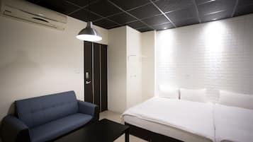 Basic Quadruple Room | Soundproofing, free WiFi