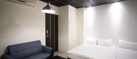 Basic Quadruple Room | Soundproofing, free WiFi