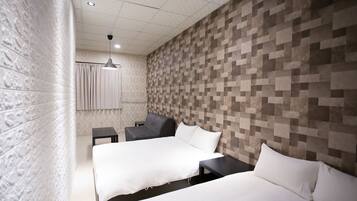 Basic Quadruple Room | Soundproofing, free WiFi