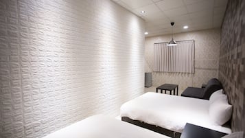 Basic Quadruple Room | Soundproofing, free WiFi