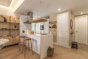 冷蔵庫、オーブン、コンロ、食器洗い機