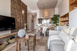 TV - Monda - 2 bedrooms and terrace in Goya (Madrid)