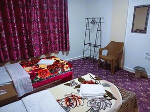 3 dormitoris, escriptori, planxa i posts de planxar i wifi gratuïta 