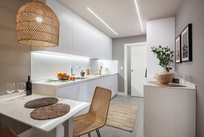 冷蔵庫、電子レンジ、オーブン、コンロ