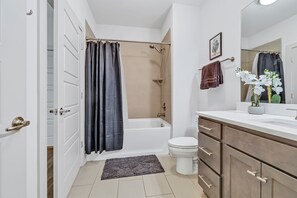 Badekar, hårføner og håndklær