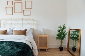 2 bedrooms, iron/ironing board, Internet, bed sheets