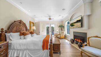 5 habitaciones, escritorio y tabla de planchar con plancha