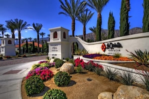 Property grounds - Casa Riviera – 5BR PGA West Estate Pool & Fire Pit (La Quinta)