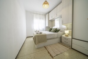 2 bedrooms, iron/ironing board, WiFi