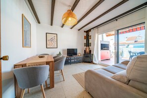 TV - HomeHolidaysRentals Elimar - Costa Barcelona (Pineda de Mar)