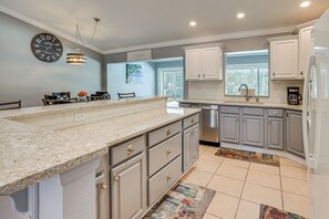 Fridge, microwave, stovetop, dishwasher - Saltwater Pool! Sebring Oasis Near Lake Jackson (Sebring)