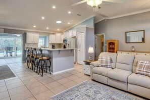 TV, DVD player, video library - Saltwater Pool! Sebring Oasis Near Lake Jackson (Sebring)