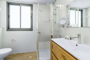 Shower, hair dryer, towels, shampoo