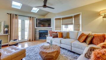 Fernseher, Kamin, Bücher