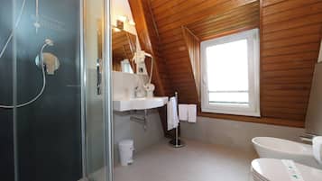 Familiekamer | Badkamer | Een douche, een regendouche, een haardroger, handdoeken