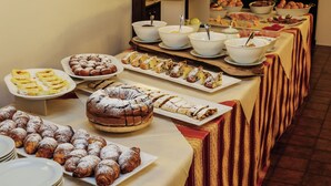 A buffet table with various pastries and desserts, including cakes, pastries, and fruit. - HOTEL REGINA DEL BOSCO (Ronzone)
