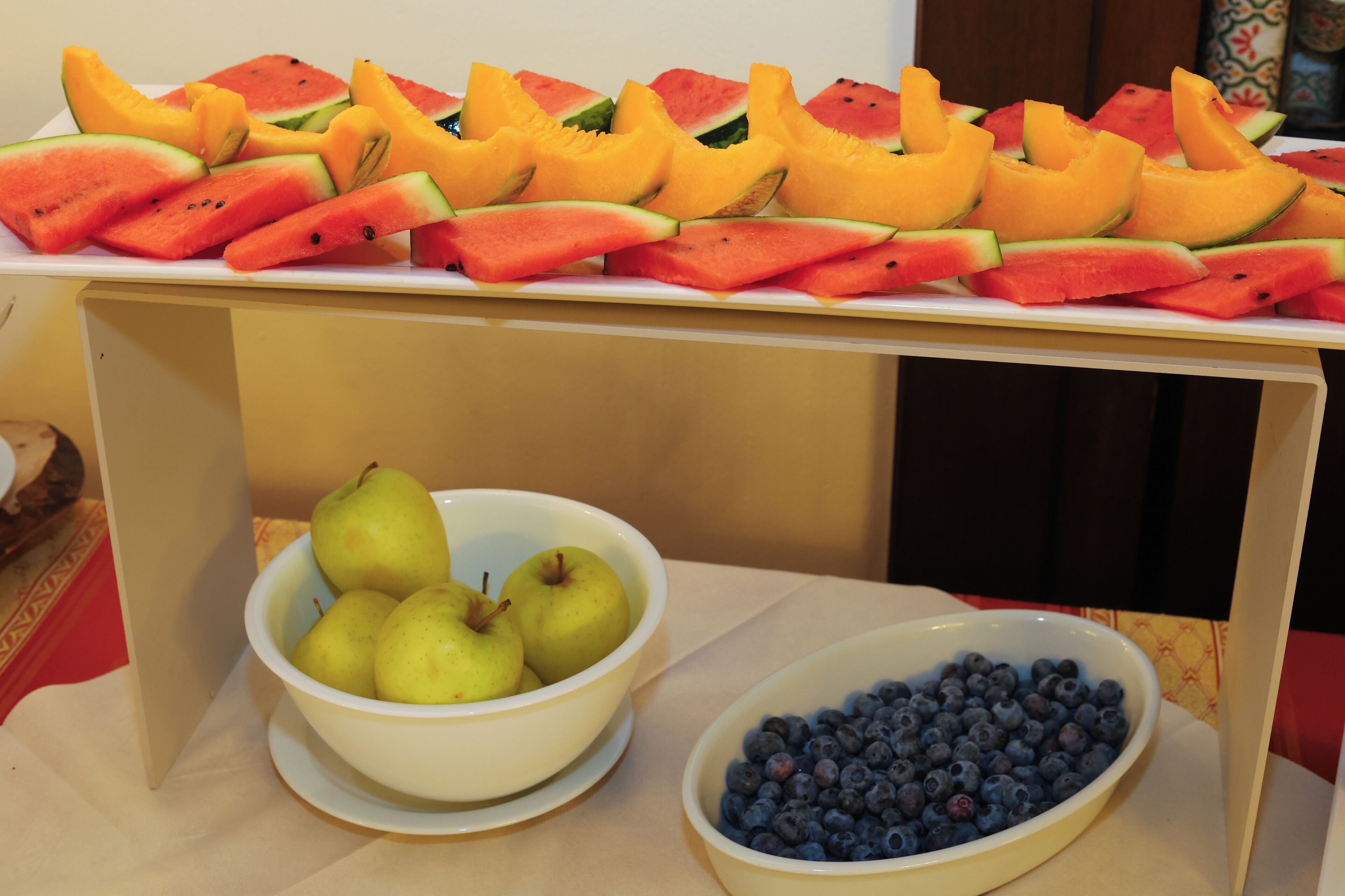 Obstauslage mit Wassermelone, Cantaloupe-Melone, Birnen und Blaubeeren.