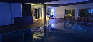 2 Innenpools, geöffnet von 10:00 Uhr bis 12:30 Uhr, Sonnenschirme