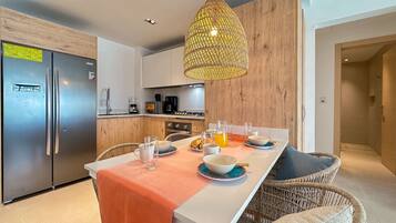 冰箱、微波炉、烤箱、炉灶