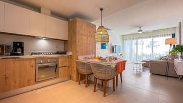 Refrigerador, microondas, horno, placa de cocina