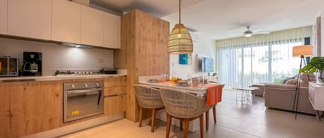 Frigorífico, microondas, horno y placa de cocina