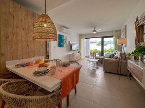 Een televisie en een kantoor