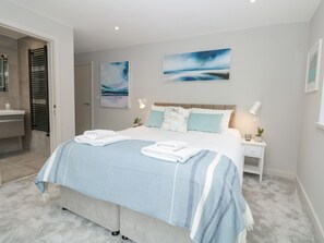 2 Schlafzimmer, individuell dekoriert, individuell eingerichtet