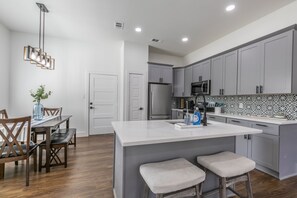 冰箱、微波炉、烤箱、炉灶