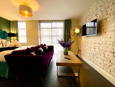 Modern Apartment -Parking & WiFi