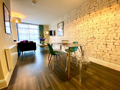Modern Apartment -Parking & WiFi