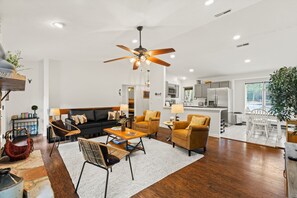 Smart TV, fireplace, Netflix, DVD player - ModernCabin/TeslaCharg/Gameroom/Dogfrndly/Firepit (McGaheysville)